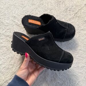 Rocket Dog Black Faux Suede Platform Clogs – Size 7
